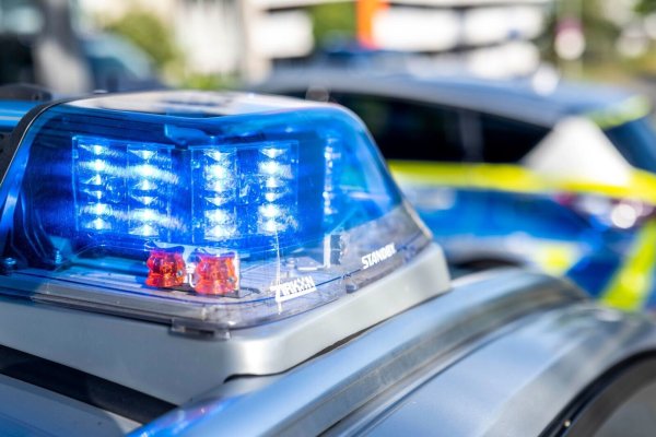 Die Polizei wurde am Samstag zu dem Unfall auf der B477 gerufen. (Symbolbild) - © David Inderlied/dpa