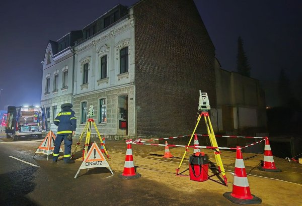 Mit speziellen Messgeräten fuhren Einsatzkräfte zu dem Gebäude. - © Sascha Thelen/dpa