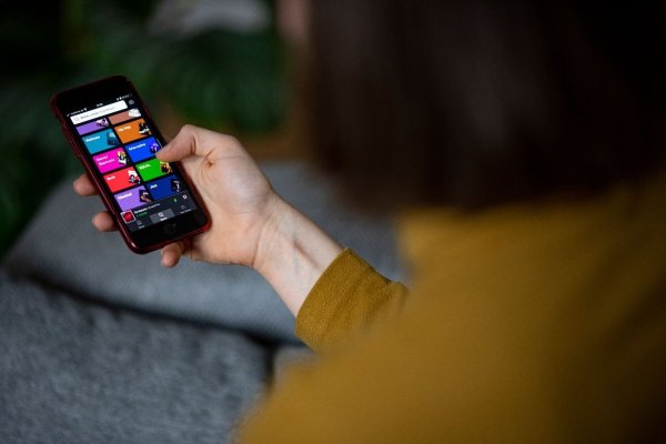 Streaming übers Smartphone - © Foto: Fabian Sommer/dpa
