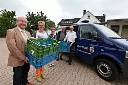 Hilfe für Bedürftige: Mit der Spende, die Dr. Dirk Lenschen (links) überbracht hat, ist es (weiter von links) Doris Heißenberg, Ursula Schultz, Bernd Munke und Pastor Michael Linnenbrink möglich gewesen, ein Ersatzfahrzeug zu beschaffen. - © Foto: Gerstendorf-Welle