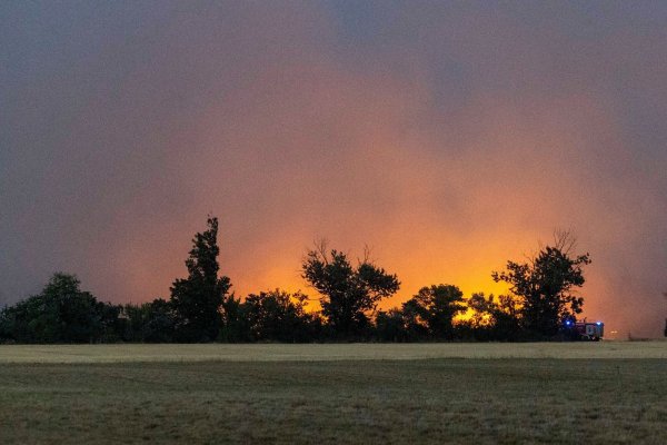 Die Feuerwehr bekämpft den Brand den dritten Tag in Folge. - © Daniel Wagner/dpa