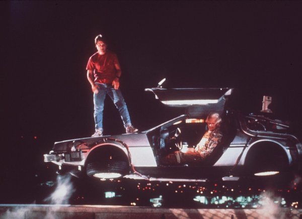 In «Zurück in die Zukunft» wird der von Michael J. Fox verkörperte Held Marty McFly - mit Hilfe eines umgebauten Sportwagens vom Typ DeLorean DMC-12 - aus dem Jahr 1985 ins Jahr 1955 katapultiert. - © Kpa Publicity/United Archives/dpa