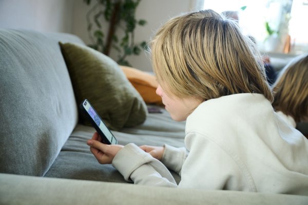 Braucht es zum Kinder- und Jugendschutz strengere Regeln für den Umgang mit sozialen Medien? Dänemark will diese Frage in den nächsten Monaten auf EU-Ebene thematisieren. (Illustration) - © Annette Riedl/dpa