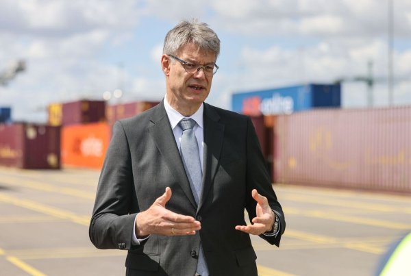 Der Bund will 400 Millionen Euro zusätzlich in den klimaneutralen Umbau von Schifffahrt und Häfen stecken, sagt Bundesverkehrsminister Patrick Schnieder (CDU). - © Oliver Berg/dpa