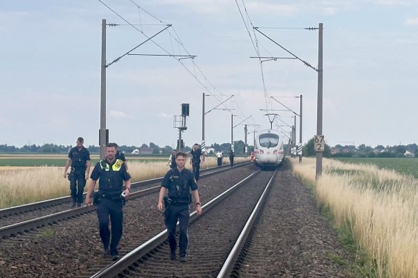 Ein Mann attackiert mehrere Menschen im ICE. - © Ute Wessels/dpa