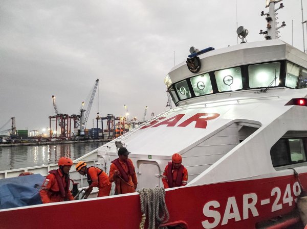 Dutzende Menschen werden noch vermisst. - © National Search and Rescue Agency of Indonesia/Xinhua/dpa