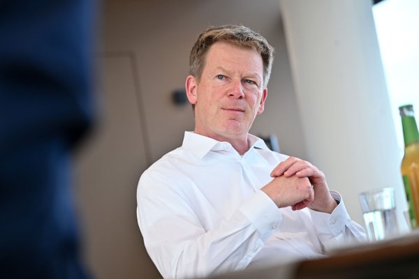 Der Chef der Deutschen Bahn hält eine Reform des Trassenpreissystems für dringend erforderlich. - © Sebastian Christoph Gollnow/dpa
