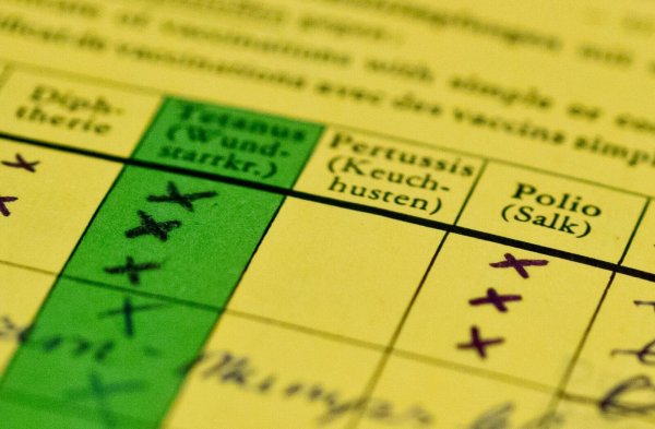 Die Stiko empfiehlt drei Impfungen zur Grundimmunisierung von Säuglingen sowie eine Auffrischungsimpfung (Archivbild). - © Daniel Karmann/dpa