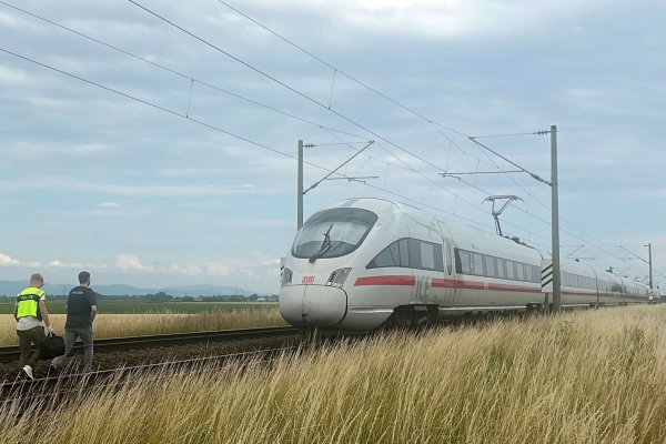 Der Zug blieb auf offener Strecke in Niederbayern stehen. - © Ute Wessels/dpa
