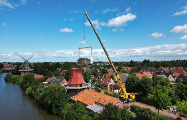 Rund acht Jahre lang war das denkmalgeschützte Ensemble der beiden Zwillingsmühlen in Greetsiel nicht komplett. - © Lars Penning/dpa