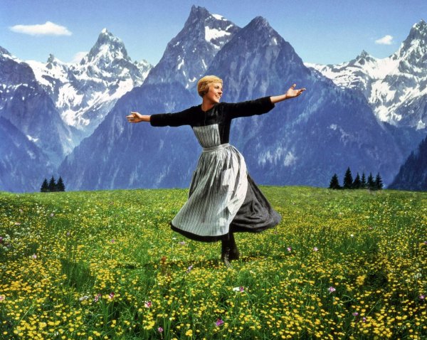 Die berühmte Szene aus «The Sound of Music» («Meine Lieder, meine Träume») mit Julie Andrews auf einer Alpenwiese. - © -/Disney+/dpa