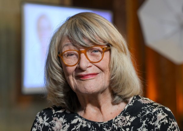 Keine große Freundin der Bundeswehr, aber wehrhaft: Alice Schwarzer. - © Jens Kalaene/dpa