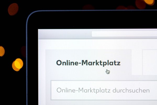 Viele Menschen in Deutschland kaufen inzwischen häufiger im Internet ein als im Geschäft. - © Sina Schuldt/dpa