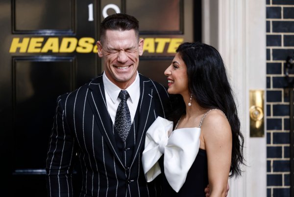 In dem Film «Heads Of State» spielt John Cena (hier mit seiner Frau Shay Shariatzadeh bei der Filmpremiere) den US-Präsidenten Will Derringer, der wider Willen zum Actionhelden wird. - © Millie Turner/Invision/AP/dpa