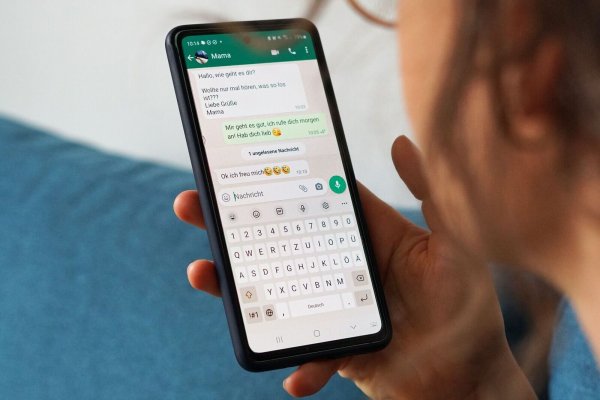 Küsschen-Smiley oder nur Schwarz auf Weiß? Die Entscheidung für oder gegen Emojis kann in der Kommunikation einen Unterschied machen. - © Weronika Peneshko/dpa