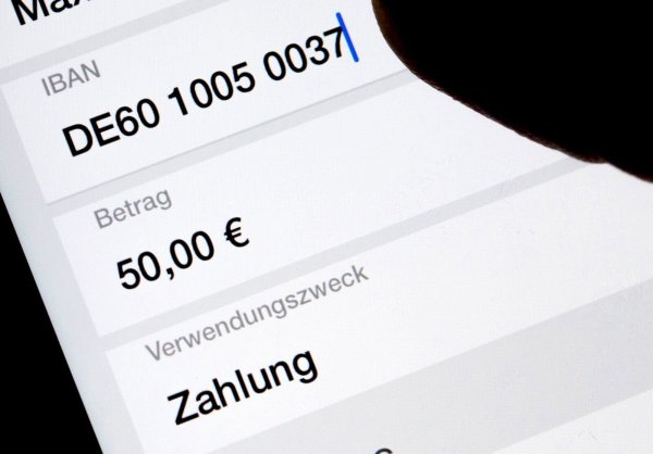 Verpflichtende Überprüfungen des Zahlungsempfängers sollen Überweisungen sicherer machen. (Symbolbild) - © Monika Skolimowska/dpa-Zentralbild/dpa
