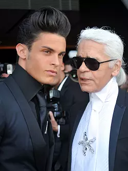Karl Lagerfeld und Baptiste Giabiconi - &copy; Foto: Patrick Seeger/dpa