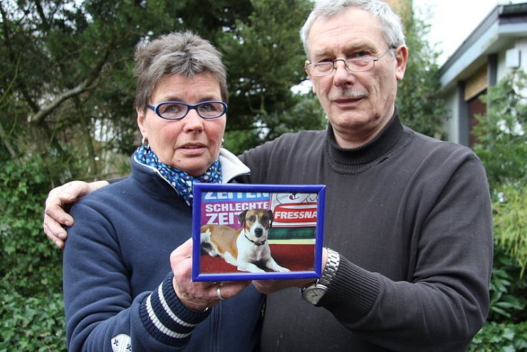 Karin und Gerhard Kemminer trauern um ihren sechs Jahre alten Jack Russel Terrier Timo, der am Samstag angefahren wurde und kurze Zeit später starb. - © Foto: Carolin Nieder-Entgelmeier