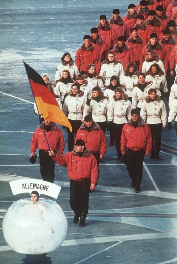 Fahnenträger - © Foto: Rolf Haid/dpa