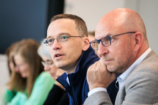 Nach der Generalsanierung zwischen Frankfurt und Mannheim leitet Julian Fassing (li) nun auch die Generalsanierung zwischen Berlin und Hamburg. - © Carsten Koall/dpa