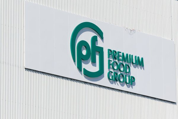 Die Tönnies-Gruppe heißt seit Anfang des Jahres Premium Food Group. (Archivbild) - © Friso Gentsch/dpa