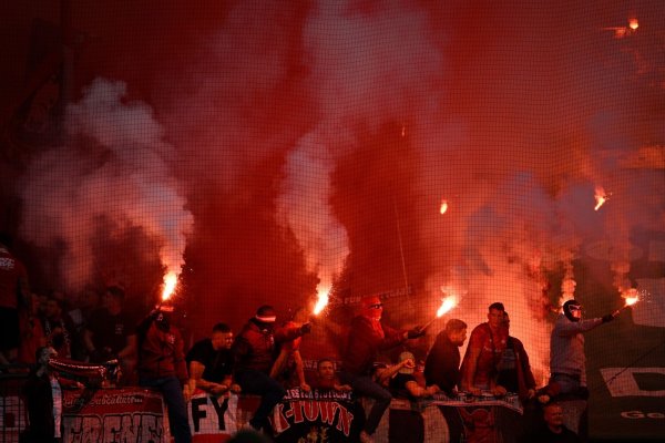 Kölner Fans zünden Pyrotechnik beim Spiel gegen Kaiserslautern - © Anke Waelischmiller/dpa