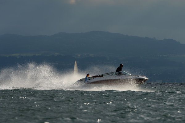Schnelle Motorboote bringen zwar Spaß, können aber Pflanzen und Tieren in Seen enorm zusetzten. (Archivbild) - © Felix Kästle/dpa
