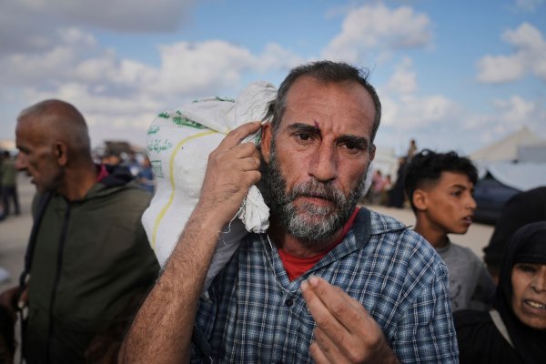 Immer wieder gibt es Berichte über tödliche Zwischenfällen in der Nähe von Verteilzentren. (Archivbild) - © Abdel Kareem Hana/AP/dpa