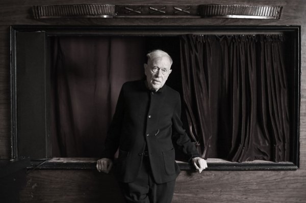 Der Theaterregisseur und Intendant Claus Peymann ist gestorben. (Archivbild) - © Jens Kalaene/dpa
