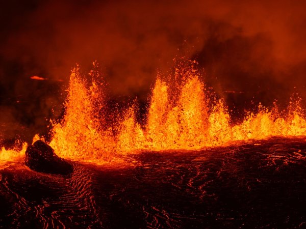 So sah es bei einem vorherigen Mal aus, als sich ein Vulkanausbruch auf der isländischen Reykjanes-Halbinsel ereignete. (Archivbild) - © Marco di Marco/AP/dpa