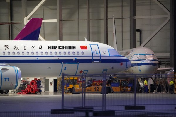 Ein Flugzeug von Air China. (Archivbild) - © Marcus Brandt/dpa