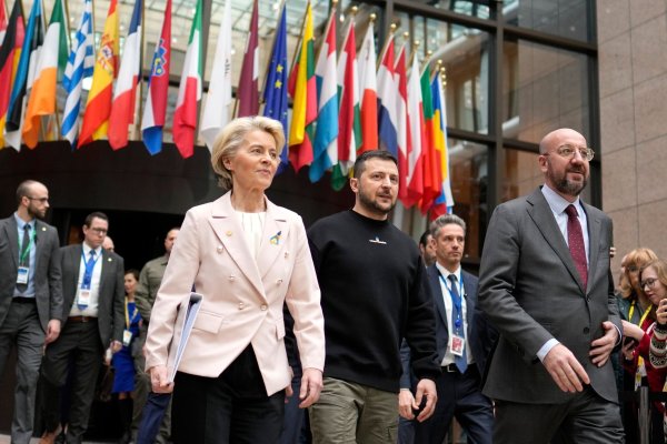 EU-Kommissionspräsidentin Ursula von der Leyen (l-r), Präsident der Ukraine Wolodymyr Selenskyj, und EU-Ratspräsident Charles Michel, bei dem EU-Gipfel in Brüssel. - © Virginia Mayo/AP/dpa