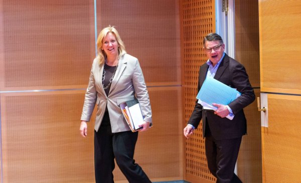 Die hessische CDU-Fraktionsvorsitzende Ines Claus und Ministerpäsident Boris Rhein vor Beginn der Pressekonferenz in der Staatskanzlei. - © Andreas Arnold/dpa