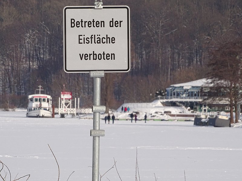 Trotz Verbot betreten viele die Eisfläche des Schiedersees Lokale