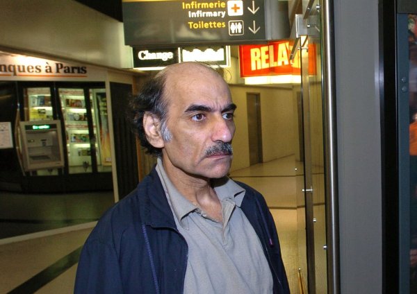 Mehran Karimi Nasseri im August 2004 im Terminal 1 des Pariser Flughafens Charles De Gaulle. - © Stephane De Sakutin/AFP/dpa
