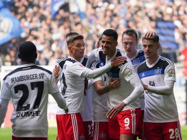 Die HSV-Spieler feiern den Sieg gegen Sandhausen. - © Marcus Brandt/dpa