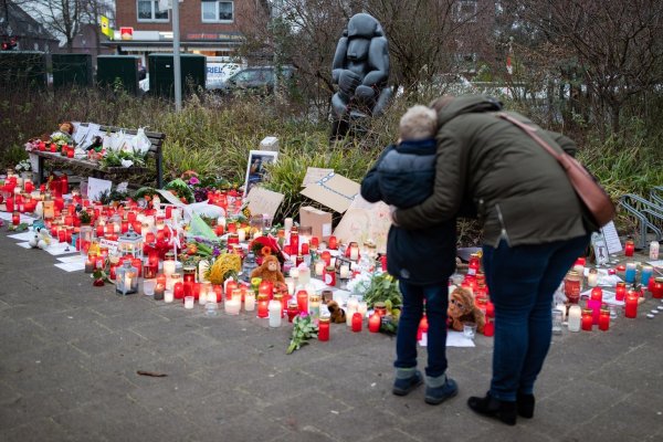 Gedenken vor dem Krefelder Zoo - © Foto: Marcel Kusch/dpa