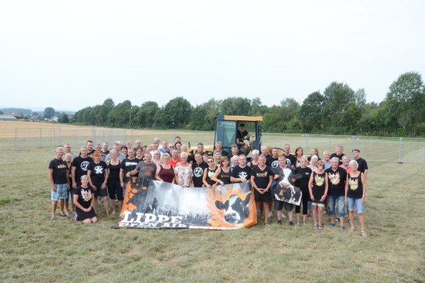 Das Helferteam vom "Lippe Open Air" ist bester Laune: Bereits seit Tagen bereiten die Mitglieder des Helferteams das Festivalgelände für das Musik-Event am kommenden Wochenende vor. Das Besondere: Die Besucher feiern und tanzen für den guten Zweck, denn die Erlöse gehen an die Aktion „OWL zeigt Herz". - © Tanja Watermann