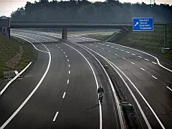 Die Abfahrt Bielefeld-Senne verlockt zum Befahren - doch es fehlen noch einige Details. - &copy; FOTO: SARAH JONEK