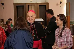 Erzbischof Hans-Josef Becker stellte sich in der Marktkirche den Fragen der jungen Gl&auml;ubigen. - &copy; FOTO: INGO KALISCHEK