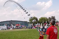 Besonderer Augenschmaus: Der chinesische Centipeden-Drachen des Münsteraners Markus Kirchhoff streckt seinen vielgliedrigen Drachenschwanz gut 40 Meter in den Himmel über den Hangar 21. 