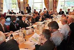 Beim Runden Tisch zur k&uuml;nftigen Nutzung der Senne trafen Bef&uuml;rworter und Gegner aufeinander. - &copy; FOTO: REINHARD ROHLF