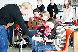 Gitarre ist beliebt: Tanja Hilmert unterrichtet Kinder auch bei der Nachmittagsbetreuung an der Grundschule. - © 
