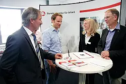 Rainer Dubbert (Arbeitsagentur, Timo Witt (Elisabethhotel), Gastro-Fachkraft Sarah Gronemeier und Frank Möllers (Rotary Club, im Bild von links). 