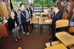 Schulleiter Michael Gustorff (rechts) erläutert den Mitgliedern des Kreis-Bildungsausschusses die schlechte Raumsituation bei einer Besichtigung der Astrid-Lindgren-Schule.