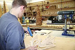 Sinnvolle Arbeit: In der Arbeitstherapie stellen die Gefangenen Unikate aller Art her - der Renner sind in diesen Tagen nat&uuml;rlich weihnachtliche Deko-Artikel. - &copy; Foto: Hostert