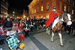Leonie Merwitz in der Rolle des Heiligen St. Martin auf ihrem Schecken "Mellos Stargate" - &copy; Foto: Preuss
