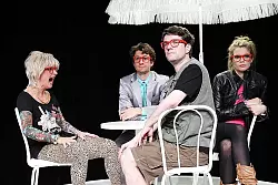 Absurd und irre: (von links) Gaby Blum, Robert Andrej Augustin, Stephan Clemens, Jenny-Ellen Riemann bei der Premiere von "Wenn ich etwas anderes machen würde, würde ich vielleicht nicht immer ans Geld denken." 