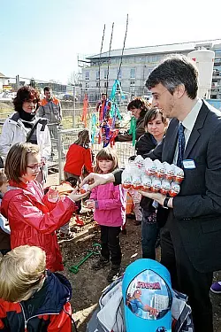 Ein Haus für Alt und Jung: Hesena-Inhaber Rainer Hettich verteilt Überraschungseier an die Schatztruhe-Kinder.