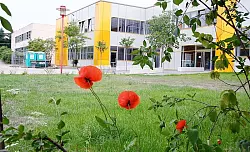 Farbe der Hoffnung: In Gelb erstrahlt die frisch sanierte Fassade. Auch im Arbeitskreis herrscht Zuversicht, die Raummisere im Lohfeld bald beheben zu können. 